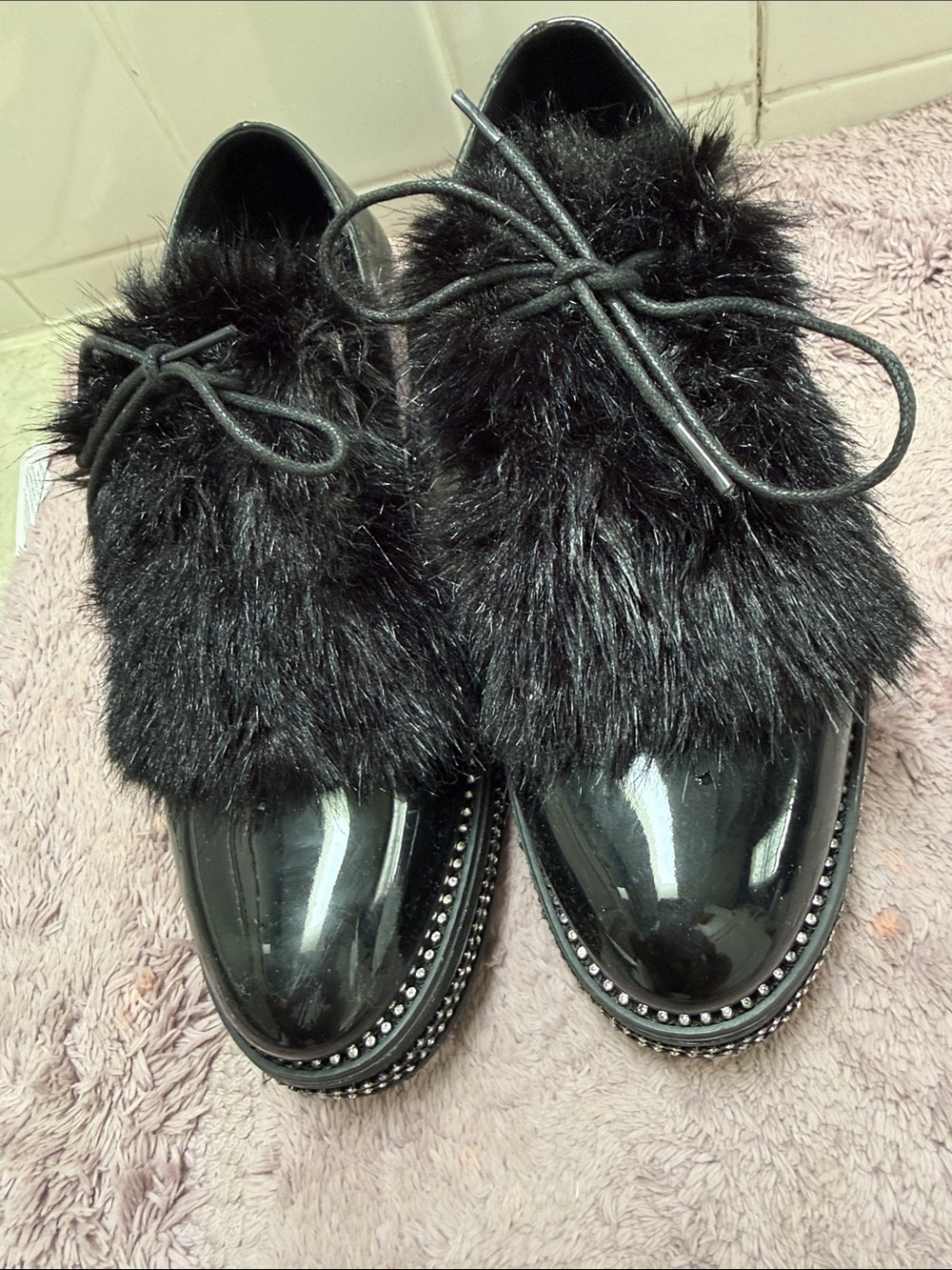 Women’s Black Fur-Trim Patent Leather Dress Shoes - Picture 2 of 6
